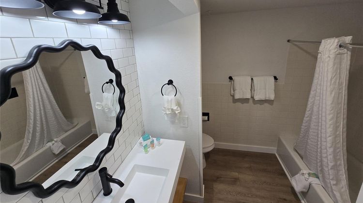 King Oscar Motel Room
