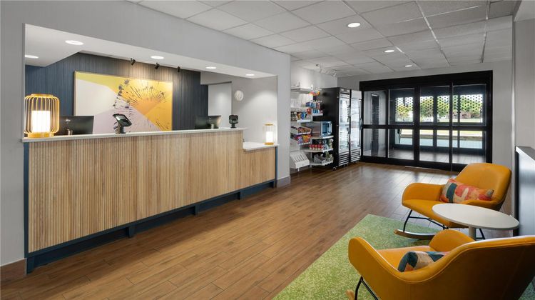 Spark by Hilton Decatur Lobby