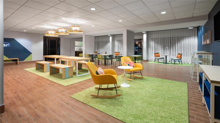 Spark by Hilton Decatur Lobby