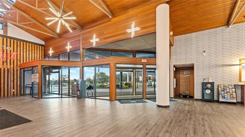 <b>The Cairn Hotel Lobby</b>. Images powered by <a href="https://iceportal.shijigroup.com/" title="IcePortal" target="_blank">IcePortal</a>.