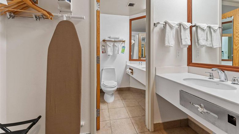 <b>The Cairn Hotel Suite</b>. Images powered by <a href="https://iceportal.shijigroup.com/" title="IcePortal" target="_blank">IcePortal</a>.