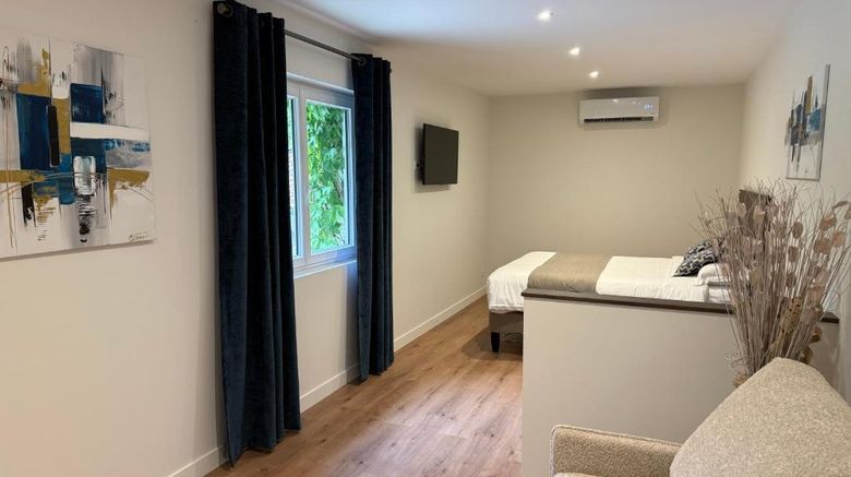 <b>Hotel Le Petit Casset Room</b>. Images powered by <a href="https://iceportal.shijigroup.com/" title="IcePortal" target="_blank">IcePortal</a>.
