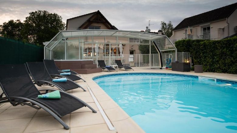 <b>L' Escapade Logis Hotel Pool</b>. Images powered by <a href="https://iceportal.shijigroup.com/" title="IcePortal" target="_blank">IcePortal</a>.