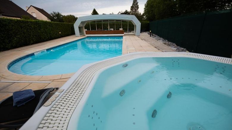 <b>L' Escapade Logis Hotel Pool</b>. Images powered by <a href="https://iceportal.shijigroup.com/" title="IcePortal" target="_blank">IcePortal</a>.