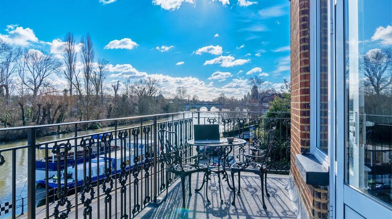 The Thames Hotel Exterior. Images powered by <a href="https://iceportal.shijigroup.com" target="_blank" rel="noopener">Ice Portal</a>.