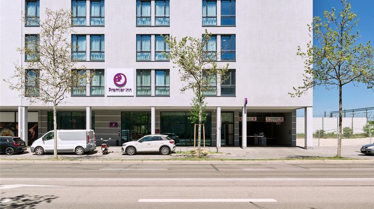 Premier Inn Munich City West Exterior