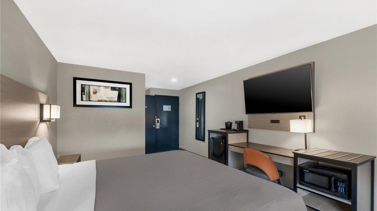 Red Lion Inn & Suites Kansas City Room