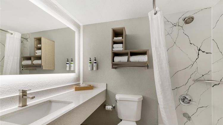 Red Lion Inn & Suites Kansas City Room