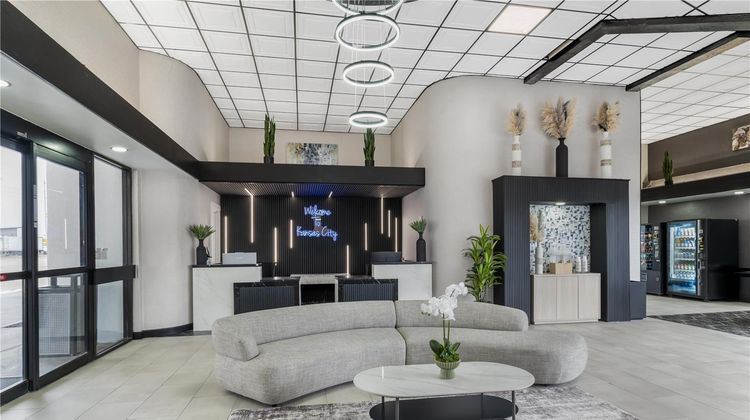 Red Lion Inn & Suites Kansas City Lobby