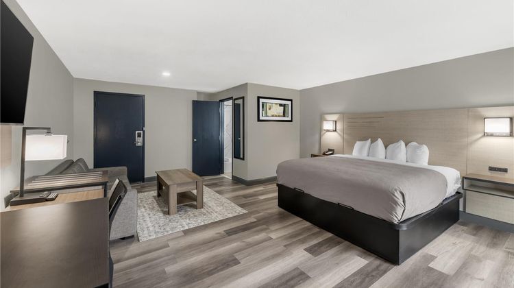 Red Lion Inn & Suites Kansas City Suite