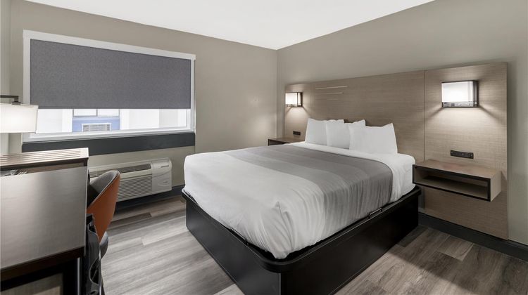 Red Lion Inn & Suites Kansas City Room