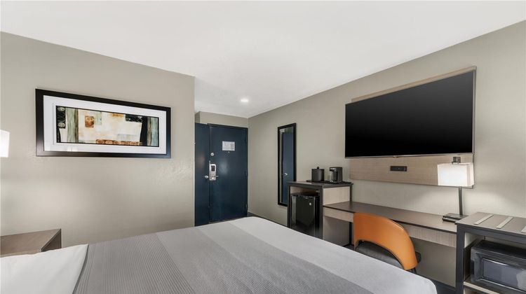 Red Lion Inn & Suites Kansas City Room