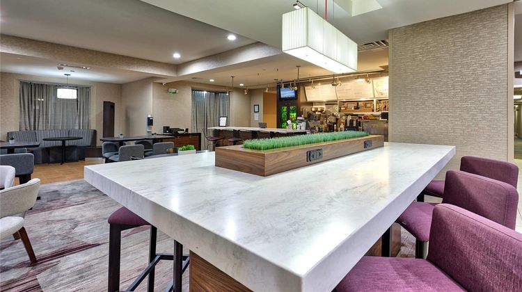 Courtyard by Marriott Hampton Coliseum Lobby