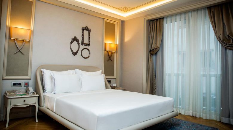 <b>Lazzoni Hotel Room</b>. Images powered by <a href="https://iceportal.shijigroup.com/" title="IcePortal" target="_blank">IcePortal</a>.