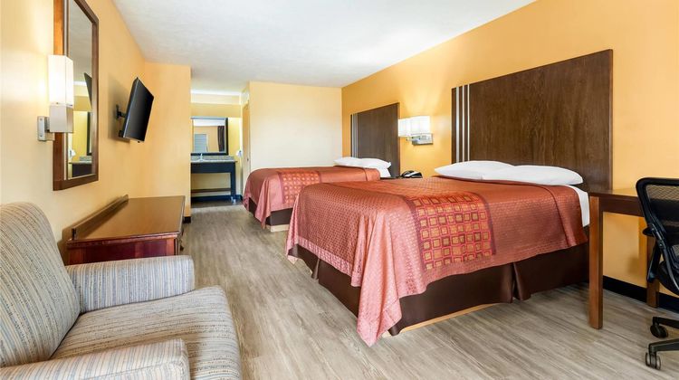 Deluxe Inn & Suites Room