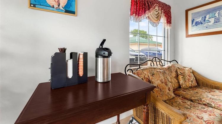 Deluxe Inn & Suites Lobby
