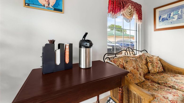 <b>Deluxe Inn & Suites Lobby</b>. Images powered by <a href="https://iceportal.shijigroup.com/" title="IcePortal" target="_blank">IcePortal</a>.