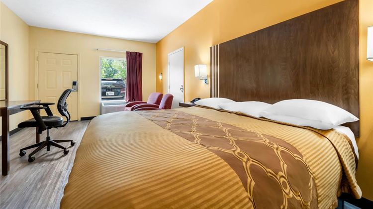 Deluxe Inn & Suites Room
