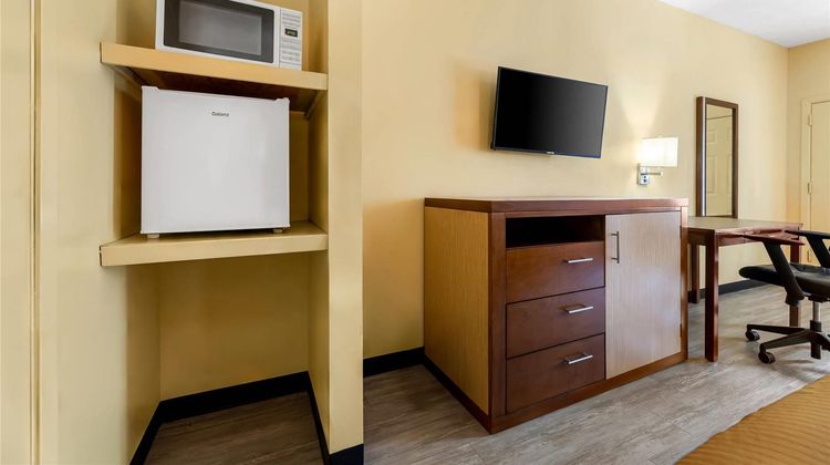Deluxe Inn & Suites Room