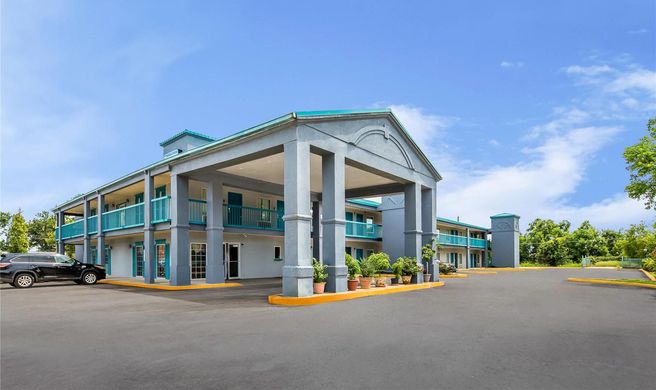 Deluxe Inn & Suites Exterior