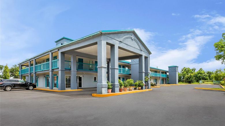 Deluxe Inn  and  Suites Exterior. Images powered by <a href="https://iceportal.shijigroup.com" target="_blank" rel="noopener">Ice Portal</a>.