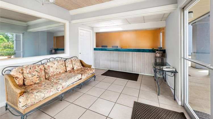 Deluxe Inn & Suites Lobby