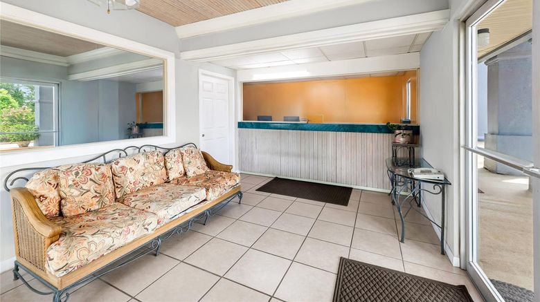 <b>Deluxe Inn & Suites Lobby</b>. Images powered by <a href="https://iceportal.shijigroup.com/" title="IcePortal" target="_blank">IcePortal</a>.