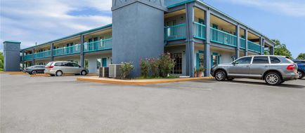 Deluxe Inn & Suites Exterior