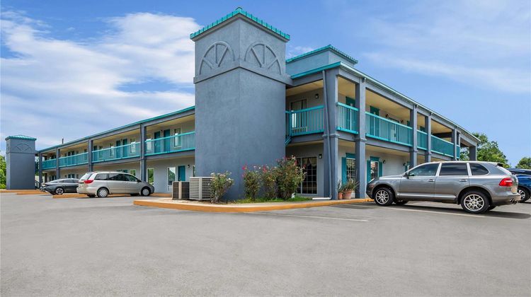 Deluxe Inn & Suites Exterior