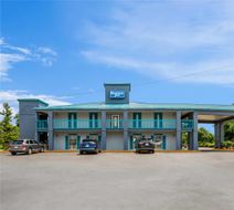 Deluxe Inn & Suites Exterior