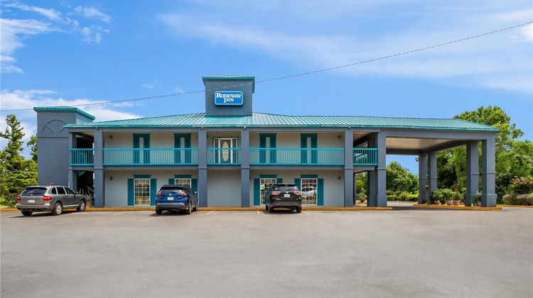Deluxe Inn & Suites Exterior