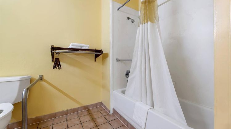 Deluxe Inn & Suites Room