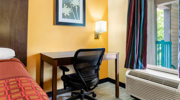 Deluxe Inn & Suites Room