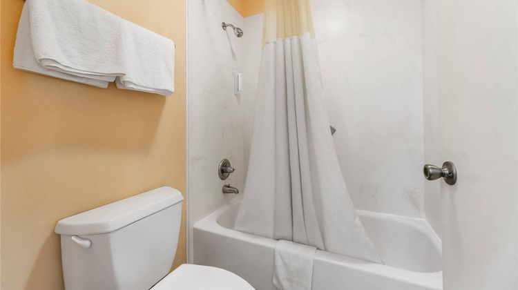 Deluxe Inn & Suites Room