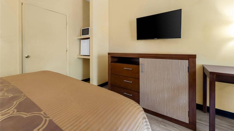 Deluxe Inn & Suites Room