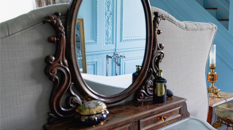 <b>Chateau de Meridon Suite</b>. Images powered by <a href="https://iceportal.shijigroup.com/" title="IcePortal" target="_blank">IcePortal</a>.