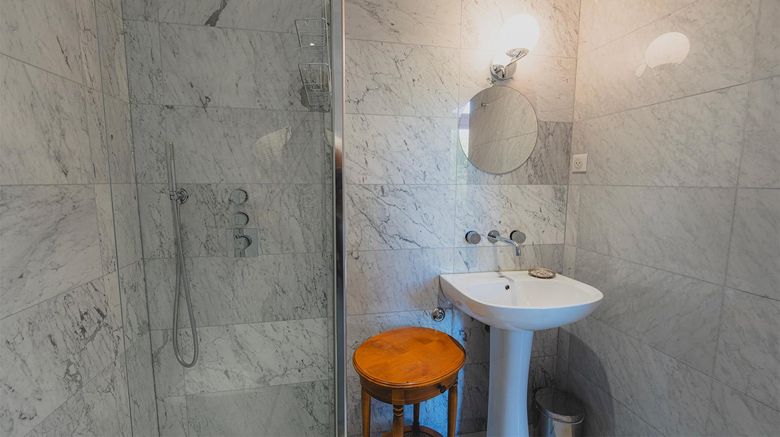<b>Chateau de Meridon Suite</b>. Images powered by <a href="https://iceportal.shijigroup.com/" title="IcePortal" target="_blank">IcePortal</a>.