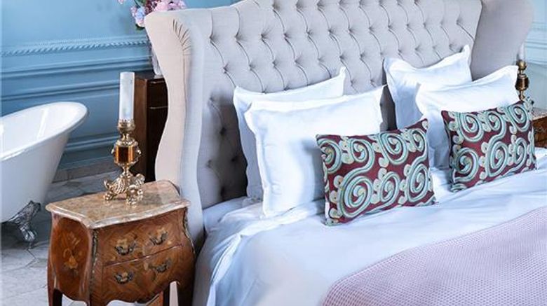 <b>Chateau de Meridon Suite</b>. Images powered by <a href="https://iceportal.shijigroup.com/" title="IcePortal" target="_blank">IcePortal</a>.