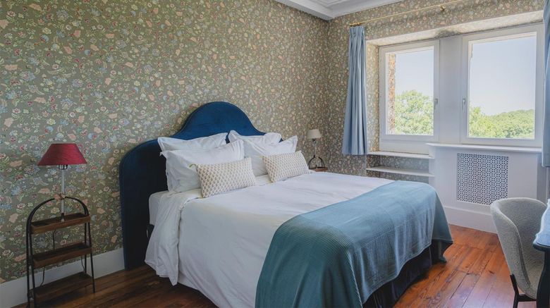 <b>Chateau de Meridon Room</b>. Images powered by <a href="https://iceportal.shijigroup.com/" title="IcePortal" target="_blank">IcePortal</a>.