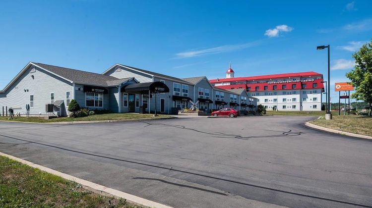 Amsterdam Inn & Suites Exterior