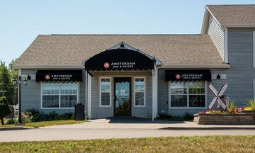 Amsterdam Inn & Suites