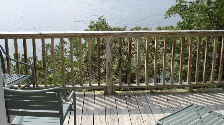 <b>Basin Harbor Suite</b>. Images powered by <a href="https://iceportal.shijigroup.com/" title="IcePortal" target="_blank">IcePortal</a>.