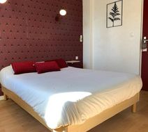 Thurot Hotel Room