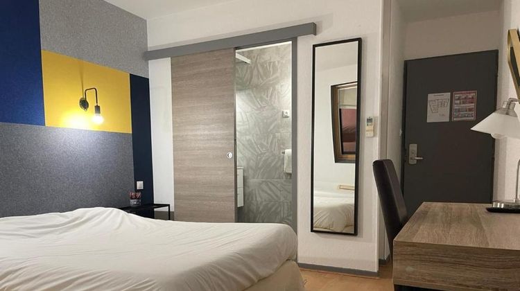 Thurot Hotel Room
