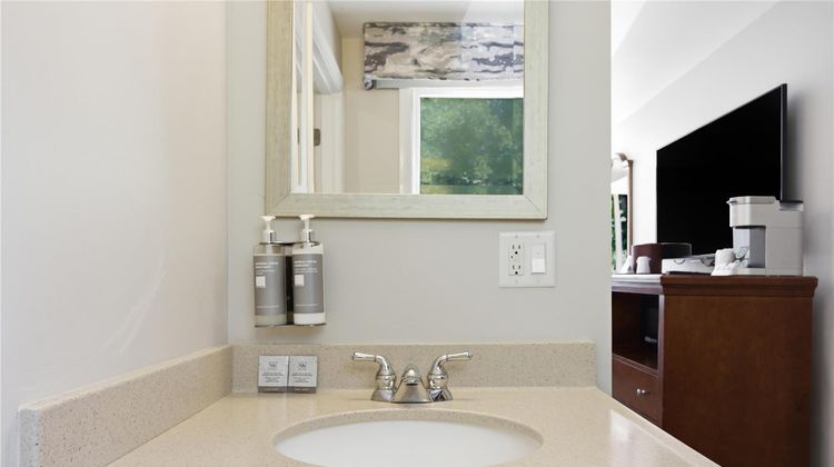 Wellfleet Motel & Lodge Room