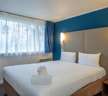 Charme En Maconnais Citotel Room