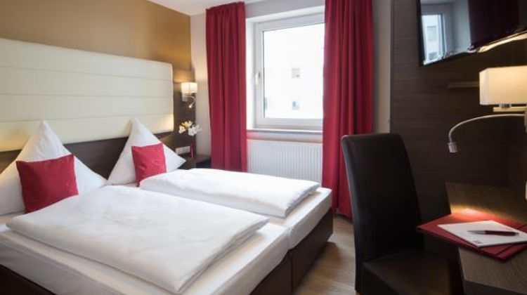 Koos Hotel & Apartments Room