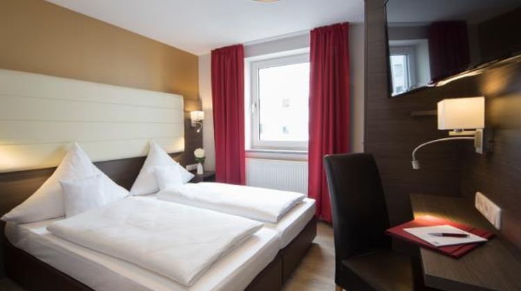 Koos Hotel & Apartments Room