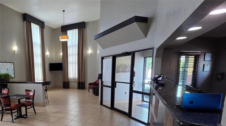 Super 8 by Wyndham Richland MS Lobby