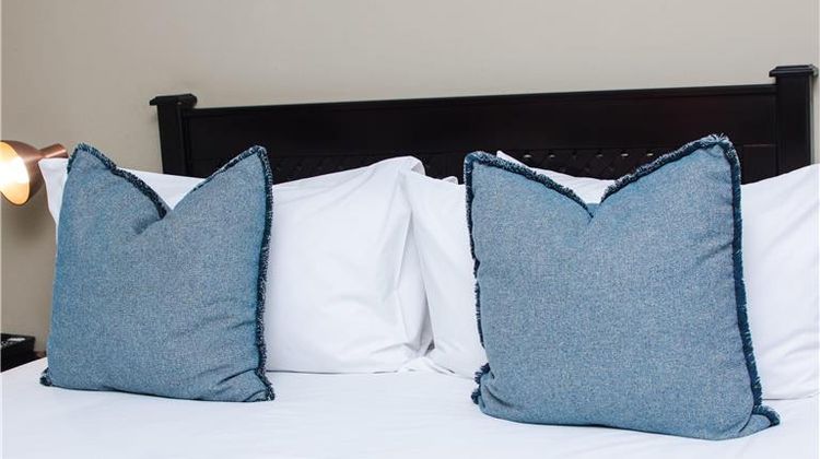 Q's Evander Hotel & Apartments Room